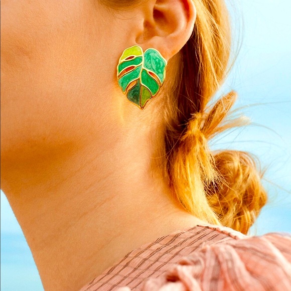 🪴NWT Stunning Banana Leaf Painted Stacked Earring - Picture 2 of 5